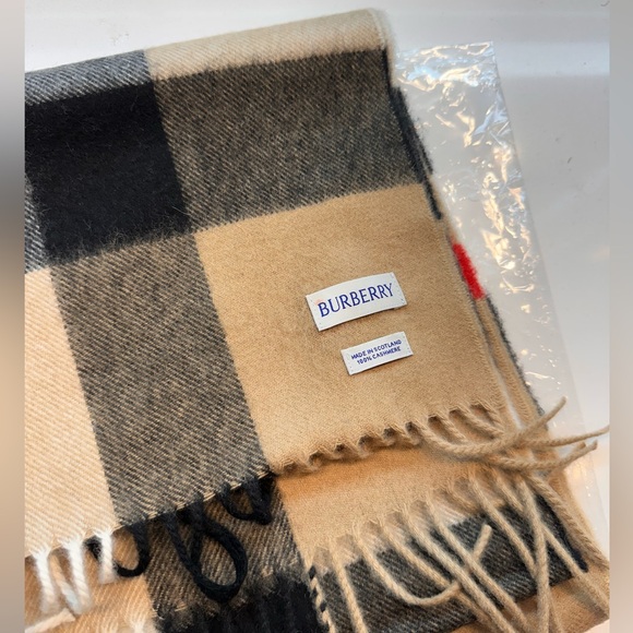 New Burberry Cashmere Half Mega Check Scarf - Archive Beige unisex - Picture 9 of 9